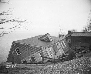 Seattle_-_House_damaged_in_Perkins_Lane_landslide,_1954